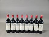 six bouteilles de vin rouge alignées