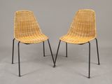 paire de chaises en rotin aux pieds noirs