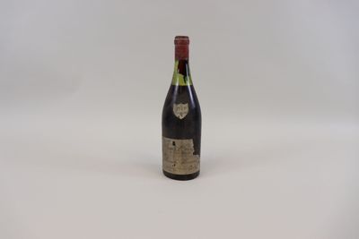 une bouteille de vin posée sur une table