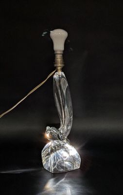 une lampe en verre transparent surmontée d'une ampoule