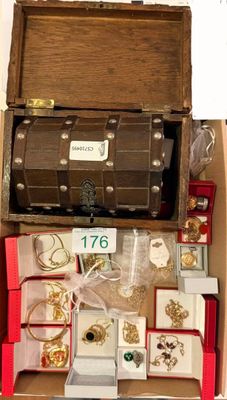 Deux boites en bois avec de nombreux bijoux de fantaisies, p… - Photo 1