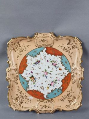 une image représentant une assiette ornée d'une fleur, posée sur une surface grise