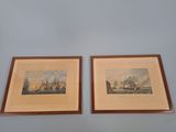 deux gravures encadrées représentant des navires, accrochées au mur d'une pièce