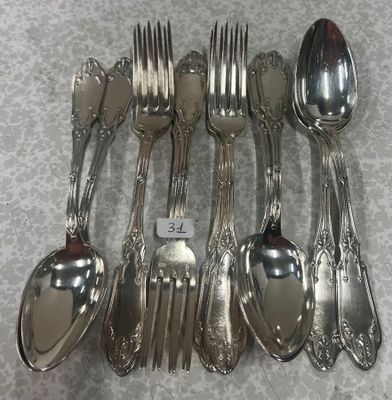 beaucoup de cuillères en argent et de cuillères sur la table