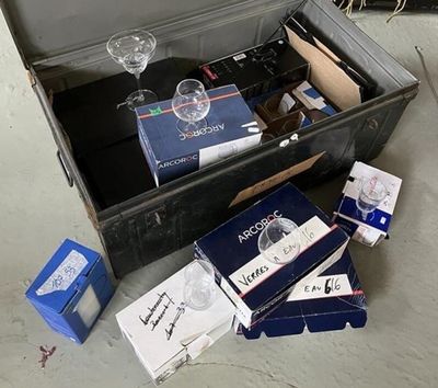 une valise qui contient tout un tas d'objets