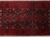 un tapis oriental orné d'un motif rouge et noir sur fond blanc