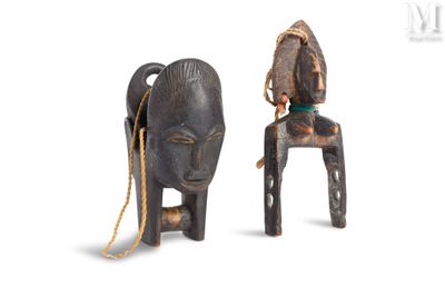 paire de chaises africaines en bois sculpté, ornées d'une corde sur le dossier