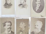 plusieurs vieilles photographies en noir et blanc représentant des hommes en costume-cravate