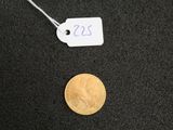 une petite pièce posée sur la table, à côté d'une étiquette de prix