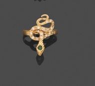 une image représentant une bague en or avec une pierre verte au centre