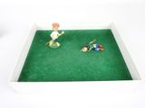 une figurine représentant un homme jouant au billard sur une table
