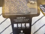 a picture of a picture of a bird feeder in a box