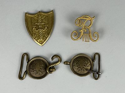 trois types différents d'objets métalliques, à savoir une pièce d'or, une pièce d'argent et une pièce d'argent