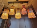 cinq lampes suspendues au plafond dans une pièce