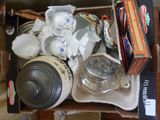 une boîte remplie d'objets assortis posée sur une table