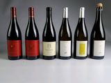 plusieurs bouteilles de vin sont alignées sur une table