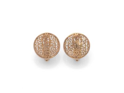 une paire de boucles d'oreilles en or sur fond blanc