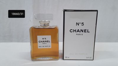 gros plan d'un flacon de parfum à côté d'une boîte
