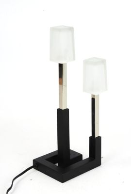 une paire de lampes de table noires avec des abat-jours blancs sur fond blanc