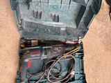 une boîte à outils avec des outils à l'intérieur sur le sol