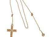 une photo d'un collier composé d'une croix en or et d'une chaîne