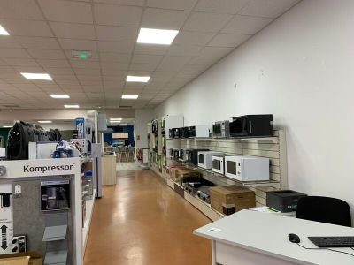 de nombreux micro-ondes et autres appareils électroménagers exposés dans un magasin