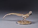 statue en bronze représentant un oiseau sur un socle, sur fond noir