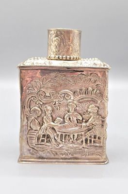 une image représentant une petite boîte en argent ornée d'un motif