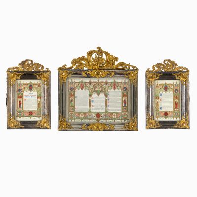 trois tableaux encadrés dans des cadres ouvragés en or et en verre, sur fond blanc