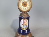 une horloge posée sur une table