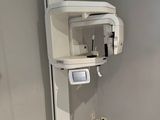 une photo d'une chambre d'hôpital avec un appareil dans un coin