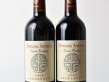 deux bouteilles de vin rouge posées sur une table en bois