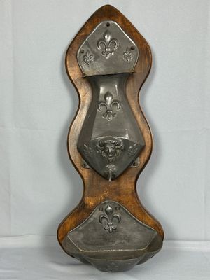 une horloge en métal et en bois exposée sur un fond blanc