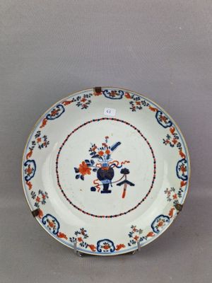 une image représentant une assiette ornée d'un motif floral