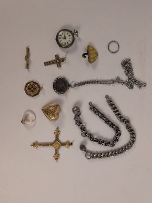 une table blanche sur laquelle sont posés tout un tas d'objets divers