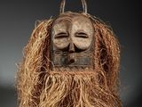 une image représentant un masque en bois avec une longue barbe et une moustache