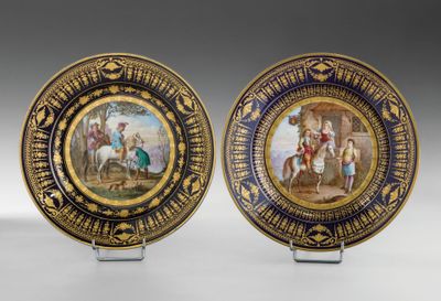 deux assiettes ornées d'une peinture représentant un homme à cheval et une femme à cheval