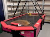 un chien allongé sur un trampoline dans un magasin