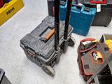 un tas d'outils posés par terre dans un garage