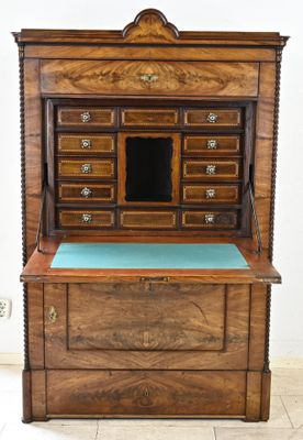un vieux bureau en bois avec des tiroirs et des tiroirs sur le dessus