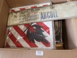 une boîte en carton dans laquelle se trouve une affiche