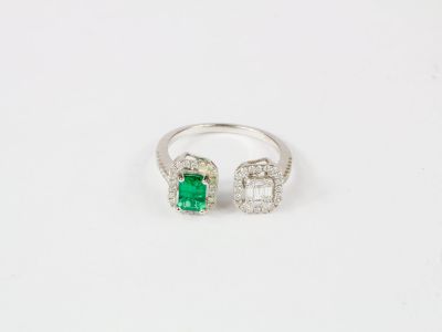 Bague "Nouveau toi et moi" en or gris, sertie d'une émeraude…