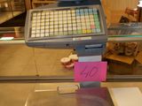une photo d'une caisse enregistreuse dans un magasin