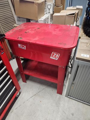 un établi rouge sur lequel se trouve une boîte à outils