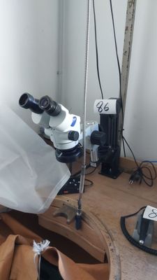 a microscope that is sitting on top of a wooden table