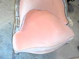 deux chaises roses qui se trouvent dans une pièce