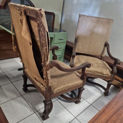 Paire de fauteuils en noyer de style Louis XIII.