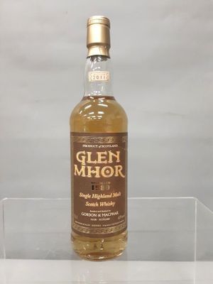 une photo d'une bouteille de whisky posée sur un comptoir