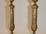 paire de chandeliers anciens en laiton sur fond blanc
