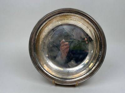 le reflet d'une personne qui se prend en photo dans un miroir